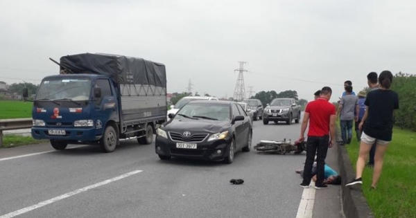 Clip: Ô tô đâm xe máy trên đường cao tốc Hà Nội - Thái Nguyên