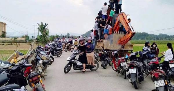 Bất chấp nguy hiểm, dân bu đen xúm đỏ 'coi bắt ma túy'