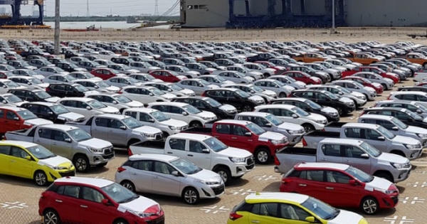 Lượng ô tô nhập khẩu về Việt Nam tiếp tục “lao dốc”