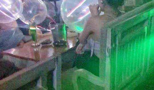 Mua bán, sử dụng bóng cười có bị cấm không?