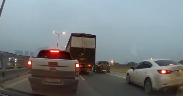 [Clip]: Xe tải "so găng" trên đường vành đai 3
