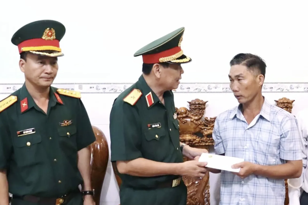 Đoàn công tác của Quân khu 7 thăm và tặng quà gia đình liệt sĩ tại Đồng Nai