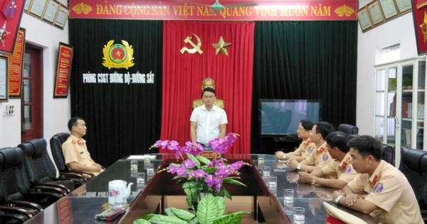 CSGT Thanh Hóa trao trả lại 21 triệu đồng cho chủ nhân