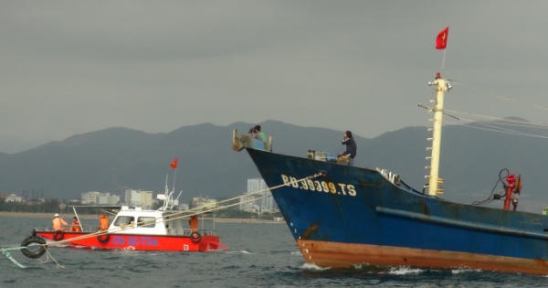 Cứu nạn 8 ngư dân gặp nguy hiểm Cứu nạn 8 ngư dân gặp nguy hiểm