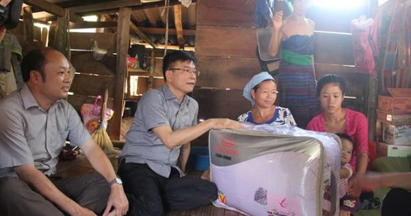 Chùm ảnh: Bộ trưởng Lê Thành Long đến tận nhà sẻ chia với bà con vùng lũ Mường Lát