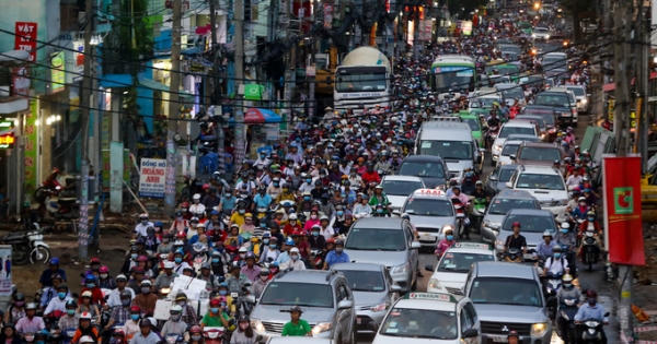 Cửa ngõ sân bay Tân Sơn Nhất lại hỗn loạn do thi công cầu vượt
