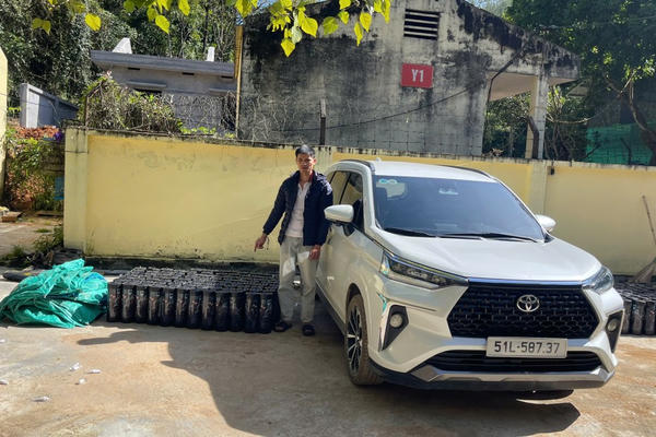 Phát hiện ô tô chở 200 bình “khí cười” tại Quảng Ninh Phát hiện ô tô chở 200 bình “khí cười” tại Quảng Ninh