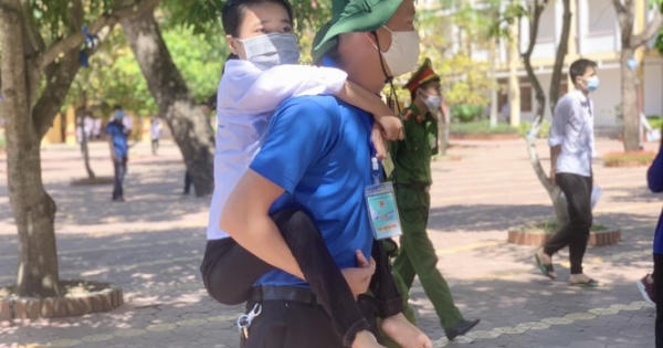 Cô nữ sinh đến trường thi trên đôi chân của thanh niên tình nguyện