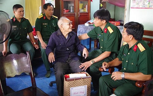 Tặng quà cho người có công với cách mạng nhân kỷ niệm 76 năm Ngày Thương binh - Liệt sĩ
