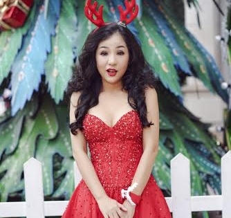 Danh hài Thúy Nga khoe vòng 1 gợi cảm trong bộ ảnh giáng sinh