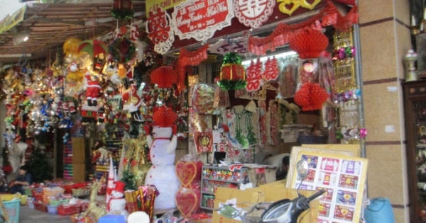 Lung linh sắc màu Noel trên phố Hàng Mã