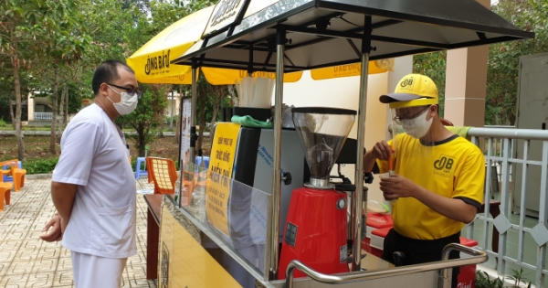 Cà phê Ông Bầu về vùng xa tiếp sức những “chiến binh” áo trắng chống Covid-19