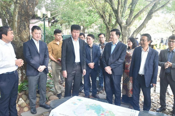 Phó Thủ tướng Mai Văn Chính  kiểm tra thực địa các di tích quốc gia đặc biệt ở Ninh Bình