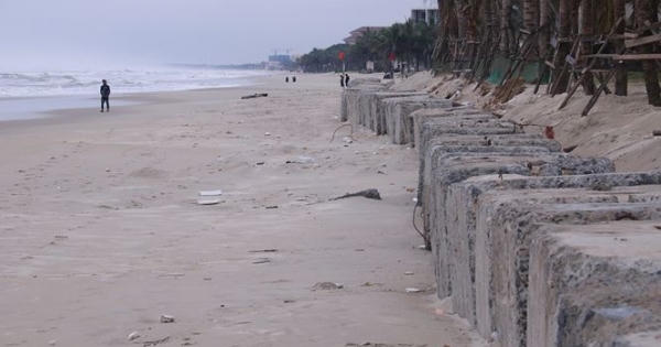 Di dời kè lấn chiếm bãi biển công cộng tại 33 biệt thự 'xây chui'