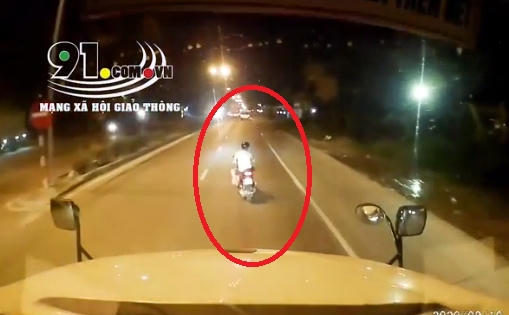 Video: "Nóng mắt" cảnh nam thanh niên đi xe máy đánh võng, đùa giỡn "tử thần"