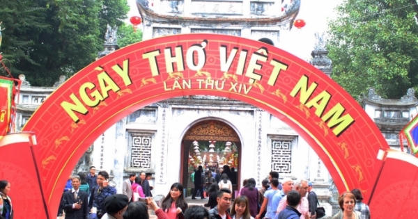 Văn Miếu - Quốc Tử Giám tràn ngập sắc màu ngày Thơ Việt Nam