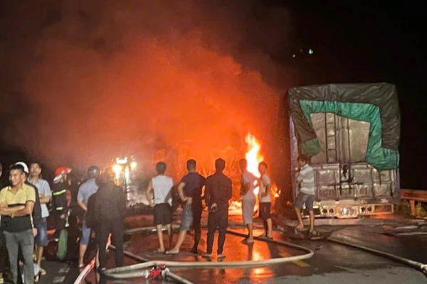 Hiện trường kinh hoàng vụ xe tải đối đầu xe container khiến 2 người thương vong tại Quảng Trị