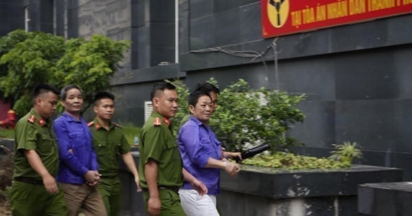 Chùm ảnh phiên tòa xét xử "trùm" bảo kê chợ Long Biên Hưng "kính" cùng đàn em