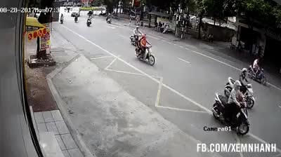 Xe máy tông ô tô, nam thanh niên bị kéo lê hàng chục mét