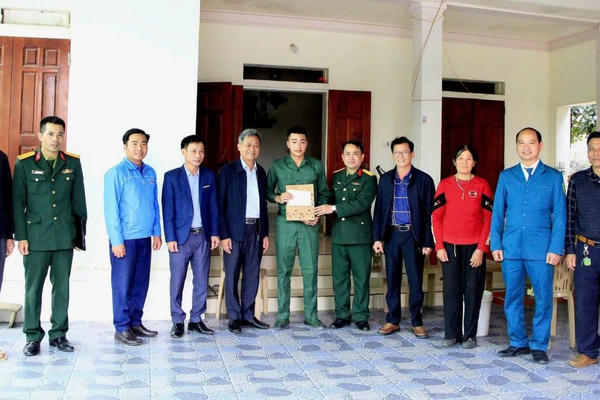 Nghệ An: Nhiều thanh niên tại thị xã Hoàng Mai viết đơn xin nhập ngũ