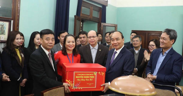 Thủ tướng dâng hương tưởng nhớ Bác Hồ