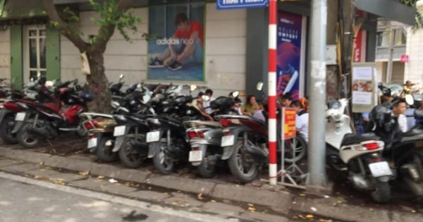 Để xe tràn lan lên vỉa hè, phường có ra quân tại sao không xử lý được?