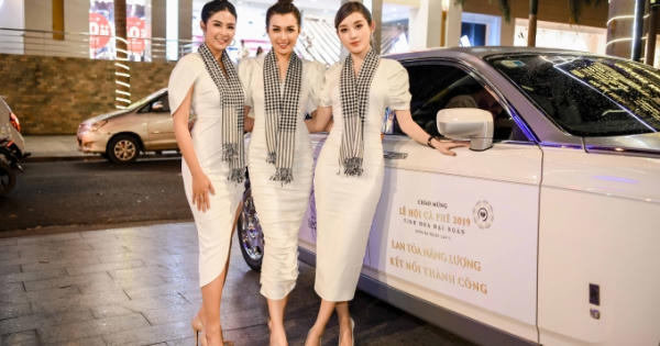 Ba nàng hậu giao lưu, tặng sách tại Lễ hội cà phê Buôn Ma Thuột