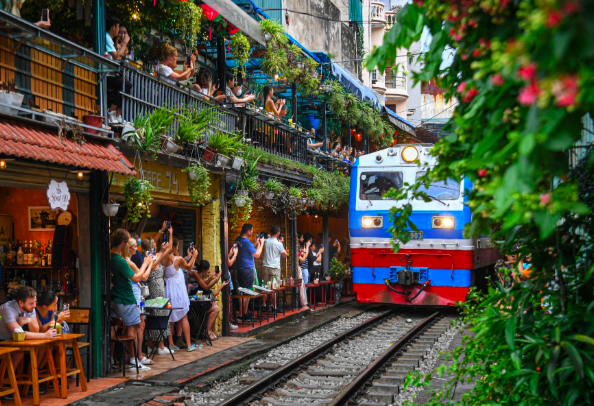 Các doanh nghiệp du lịch không được đưa khách đến khu vực kinh doanh cà phê đường tàu