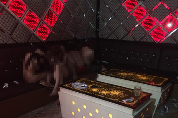 Hàng loạt chân dài thoát y nhảy múa và phục vụ khách tới bến trong quán Karaoke