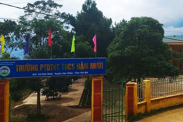 Đổ trụ cổng trường học ở Lào Cai, 2 anh em ruột tử vong