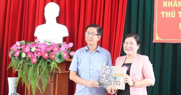 Tỉnh Vĩnh Long nhận 600 quyển sách viết về đạo đức cách mạng của đồng chí Võ Văn Kiệt