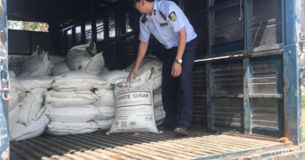 Long An: Tạm giữ gần 2,5 tấn đường cát nhập lậu trên đường đi tiêu thụ