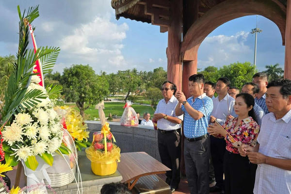 Hội Nhà báo tỉnh Nghệ An tri ân các anh hùng liệt sĩ tại Quảng Trị