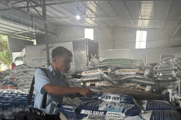 Phát hiện, thu giữ hơn 60 tấn sản phẩm xử lý môi trường thủy sản không rõ nguồn gốc