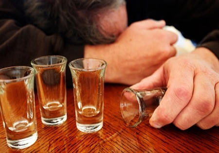 Một cụ ông 74 tuổi bị bạn nhậu đạp chết