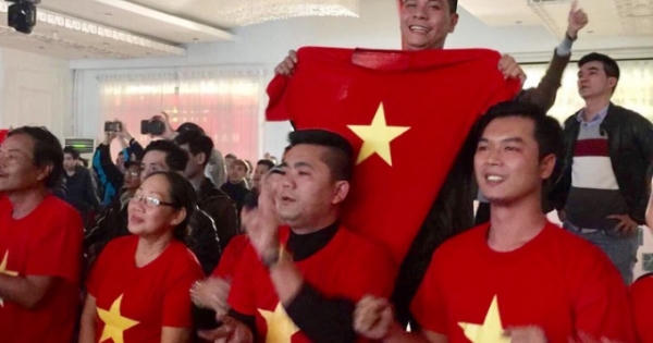 Cổ động viên xứ Huế háo hức cổ vũ cho đội tuyển Việt Nam ở bán kết U23 Châu Á