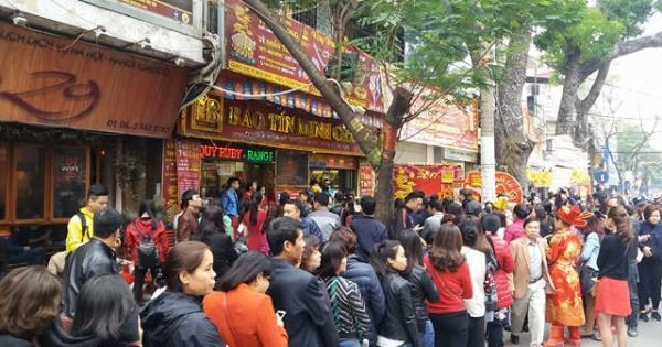 Ngày vía Thần tài: Hàng trăm người đổ xô đi mua vàng từ tờ mờ sáng