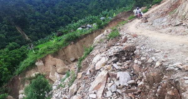 Chênh vênh đi trên đường vành đai biên giới sau bão số 3