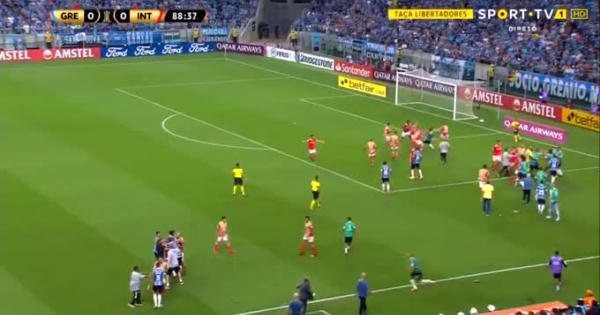 [Clip]: Sau màn ẩu đả dữ dội, trọng tài đã rút ra hàng loạt thẻ đỏ và thẻ vàng dành cho các cầu thủ