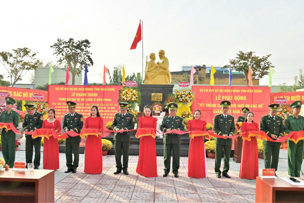 Khánh thành Tượng đài "Bác Hồ với chiến sĩ Biên phòng" và phát động "Tết trồng cây đời đời nhớ ơn Bác Hồ"