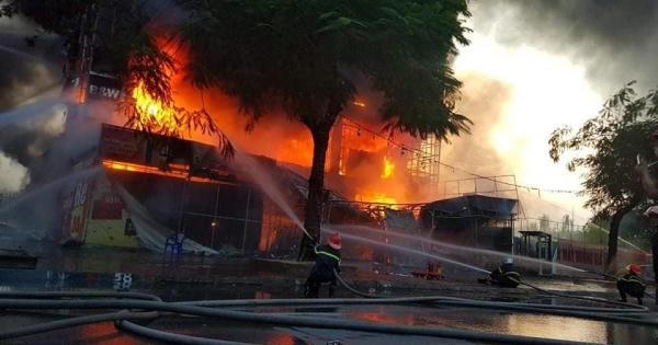 Cháy dữ dội trung tâm điện máy ở Hải Phòng