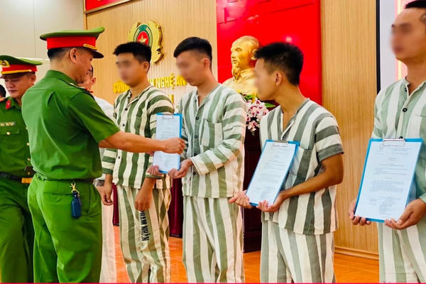 Nghệ An: Trao quyết định đặc xá cho 16 phạm nhân