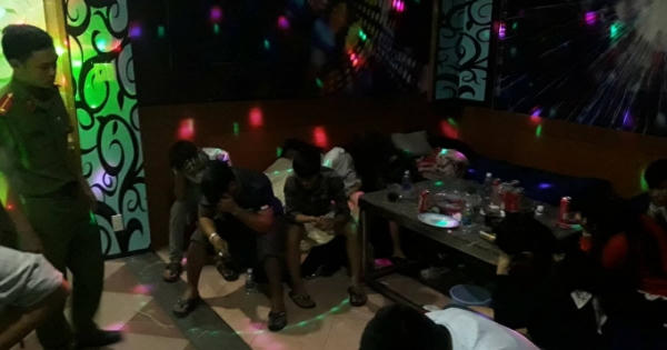 Kiểm tra quán karaoke, phát hiện 12 người sử dụng ma túy