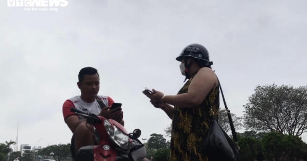 Chung kết U23 Việt Nam vs U23 Thái Lan: 'Phe vé' tất bật săn mua, chèo kéo bán