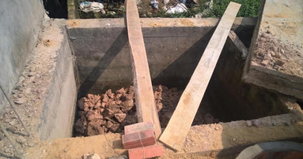 Tá hỏa phát hiện bộ hài cốt trong bể phốt khi xây nhà