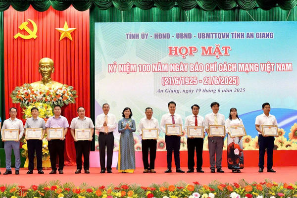 Phóng viên báo Pháp luật Việt Nam nhận bằng khen của Chủ tịch UBND tỉnh An Giang