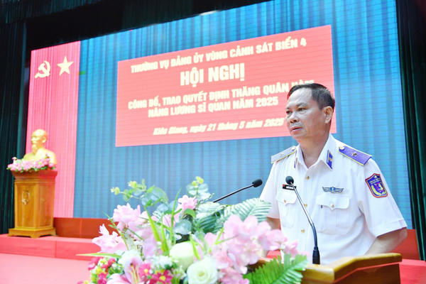 Bộ Tư lệnh Vùng Cảnh sát biển 4 trao quyết định thăng quân hàm, nâng lương sĩ quan năm 2025