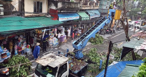 Hà Nội mưa liên tục sau bão số 3, cây xanh gãy đổ ở nhiều nơi