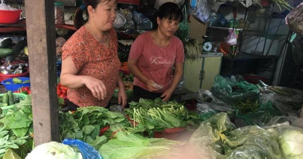 Hàng hóa thiết yếu 'ồ ạt' leo theo giá xăng, chuyên gia lo ngại lạm phát