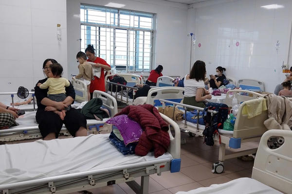 Bệnh viện tại Hà Nội kín giường vì trẻ mắc sởi